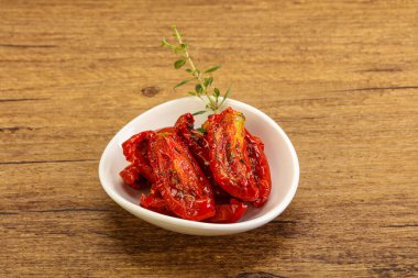 Zeytinyağlı, güneşte kurutulmuş domates, otlar ve baharatlar.