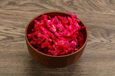 Kasede pancar kökü olan marine edilmiş kırmızı lahana.