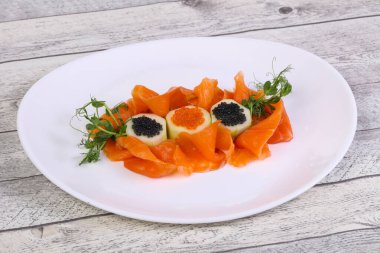 Kırmızı ve siyah havyarlı dilimlenmiş somon balığı