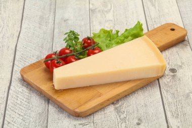 İtalyan geleneksel parmesan peyniri üçgeni salata servis etti