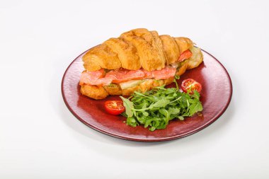 Kahvaltıda somonlu taze kruvasan.