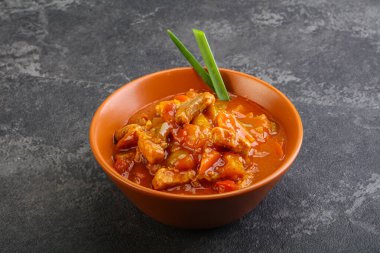 Sebzeli ve soslu et kebabı.