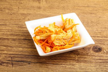 Havuçlu ve baharatlı Kore soya kuşkonmazı.