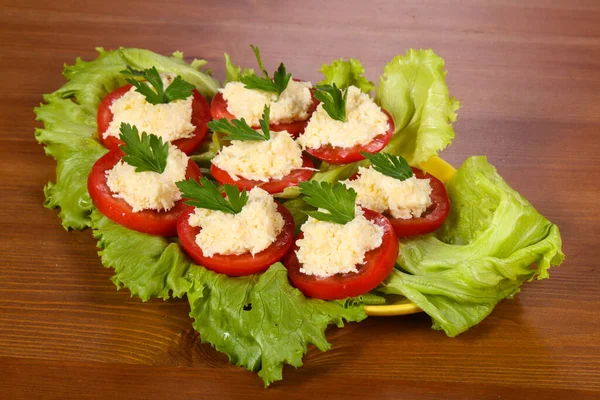 Fatias Tomate Com Queijo Servido Salsa Folhas Salada — Fotografia de Stock