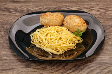 Peynirli spagetti ve ev yapımı tavuk pirzolası.
