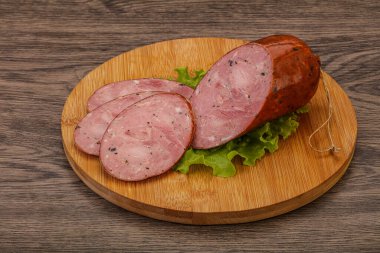 Baharatlı ve otlu füme jambon.