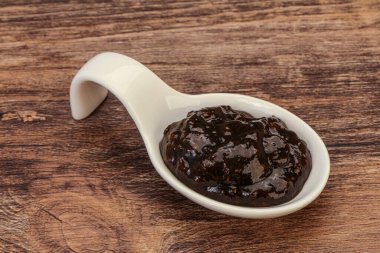 Kasede acı biber sosu var.