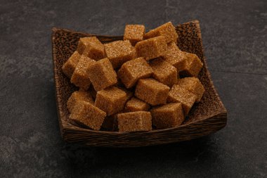 Kahverengi baston şeker yavruları kasede