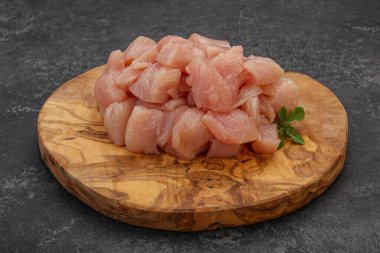 Pişirmek için çiğ tavuk göğsü.