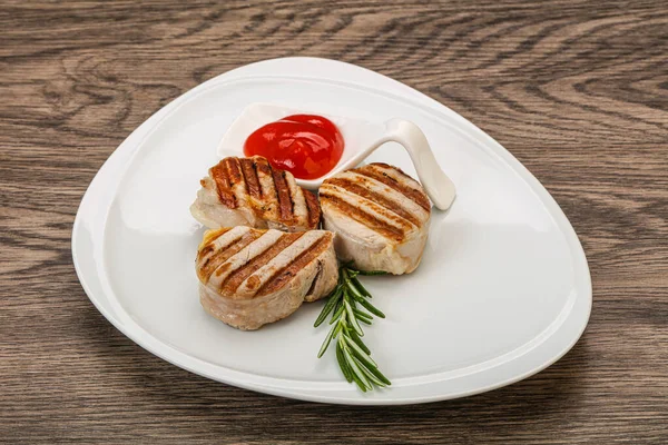 Gegrilde Varkensvlees Medaillon Met Tomatensaus Geserveerd Rozemarijn — Stockfoto