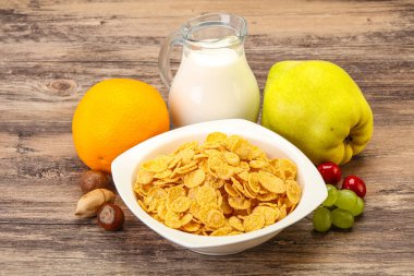 Mısır gevreği, meyve ve sütle kahvaltı