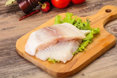 Pişirmek için çiğ pangasius fileto balığı.