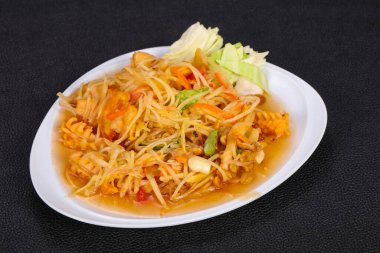 Papaya ve karidesli Tayland salatası.