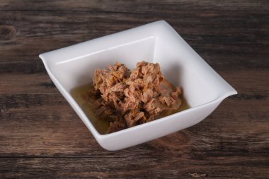 Kasede ton balığı konservesi fesleğen yaprağı var.