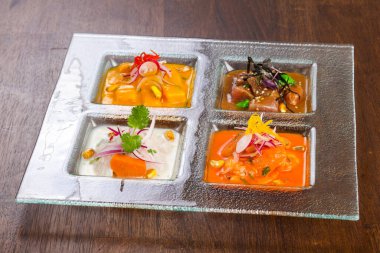 Somon ve soslu balık atıştırmalığı.