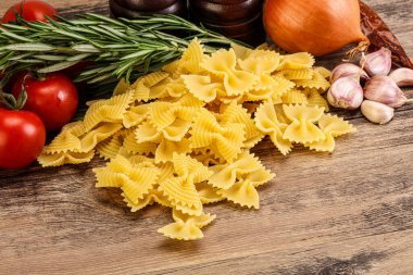Çiğ İtalyan statü buğday farfalle makarna pişirmek için