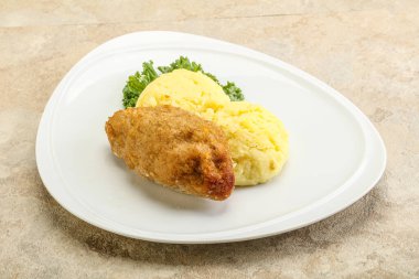 Patates püresiyle doğranmış etten çıtır tavuk pirzolası.