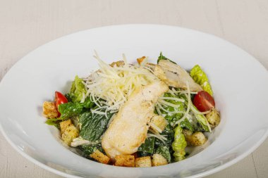 Geleneksel Sezar salatası, tavuk ve kiraz domatesli.