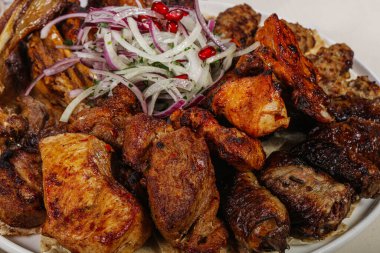 Izgara et, sığır eti ve kuzu etli beyaz shashlik tabağı. tavuk ve domuz eti