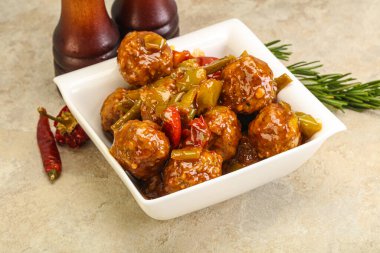 Domates soslu kıymalı köfte.