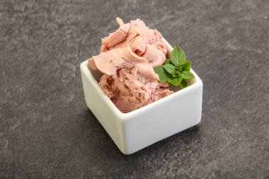 Karaciğer ezmesi kasede fesleğen yaprağı servis edilir.