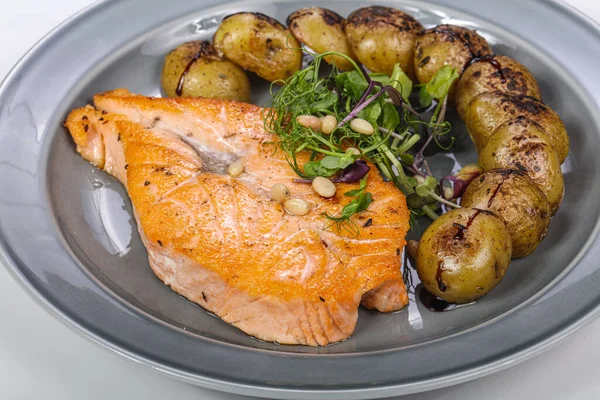 Bife Salmão Assado Com Legumes — Fotografia de Stock