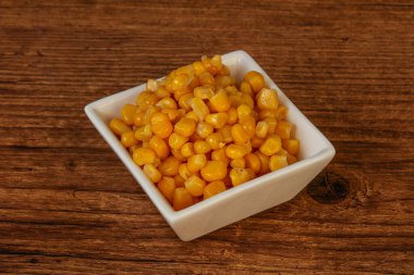 Tatlı salamura mısır tohumları kasede