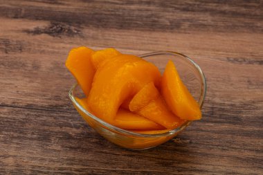 Şuruplu tatlı mango dilimleri.