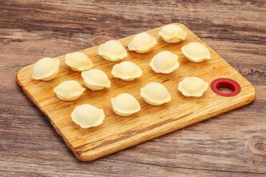 Pişirmek için çiğ etli börek.