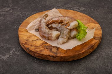 Çiğ kaplan karides yığını yemek için.