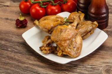 Tatlı ve baharatlı soslu tavşan yahnisi.