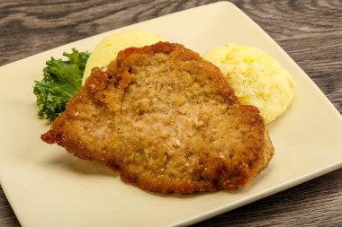 Kızarmış tavuk göğsü şnitzel ve patates püresi.