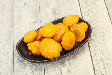 Vejetaryen yemeği - Kasede marine edilmiş sarı veranda