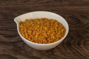 Vejetaryen mutfağı. Kasede pişirmek için kuru bulgur.