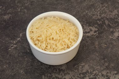 Tabakta çiğ Hint basmati pilavı