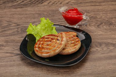 Izgara domuz eti soslu leziz sosis.