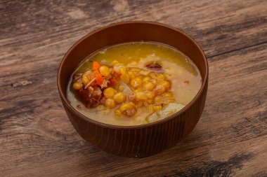 Füme domuz pirzolası ve bezelye çorbası.