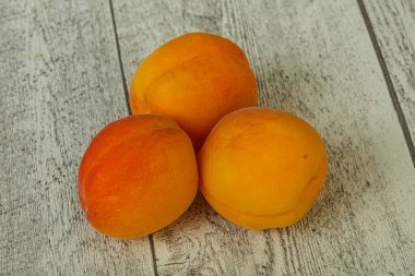 Taze, tatlı, birkaç kayısı meyvesi.