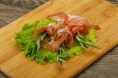 Biberiyeli dilimlenmiş domuz eti.