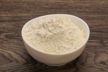 Buğday unu kasede yemek pişirmek için.