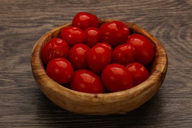 Kasede kırmızı vişneli domates turşusu