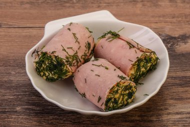 Peynirli ve sarımsaklı jambonlu sandviç.