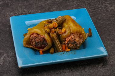 Doldurulmuş dolma dolma biber, et ve pilav.