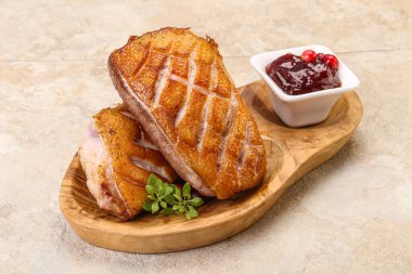 Kızarmış ördek göğsü ve çilek sosu. 