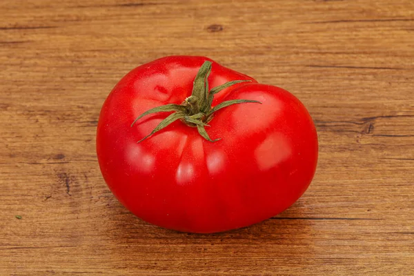 Reife Leckere Rote Große Tomate Über Dem Hintergrund — Stockfoto