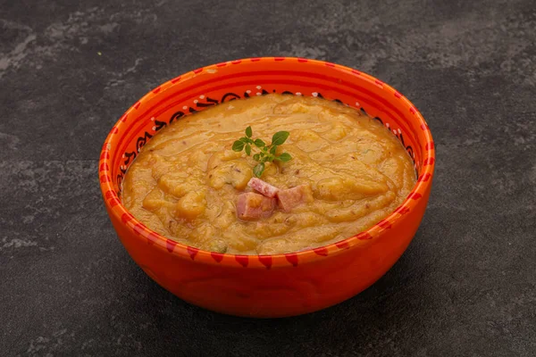 豌豆奶油汤和熏肉排骨 — 图库照片