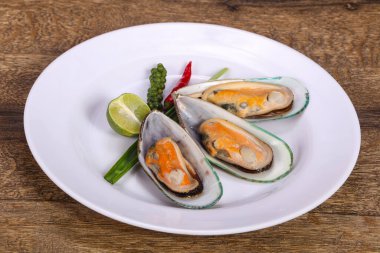 Limonlu ve yeşil biberli yarım midye.