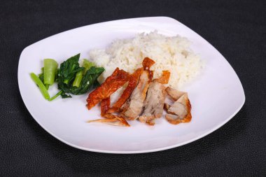 Kavrulmuş ördek göğsü ve otlar ile Pirinç