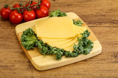 Dilimlenmiş Gauda peyniri.