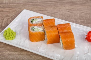 Somon ve pirinçli geleneksel Japon dürümü.